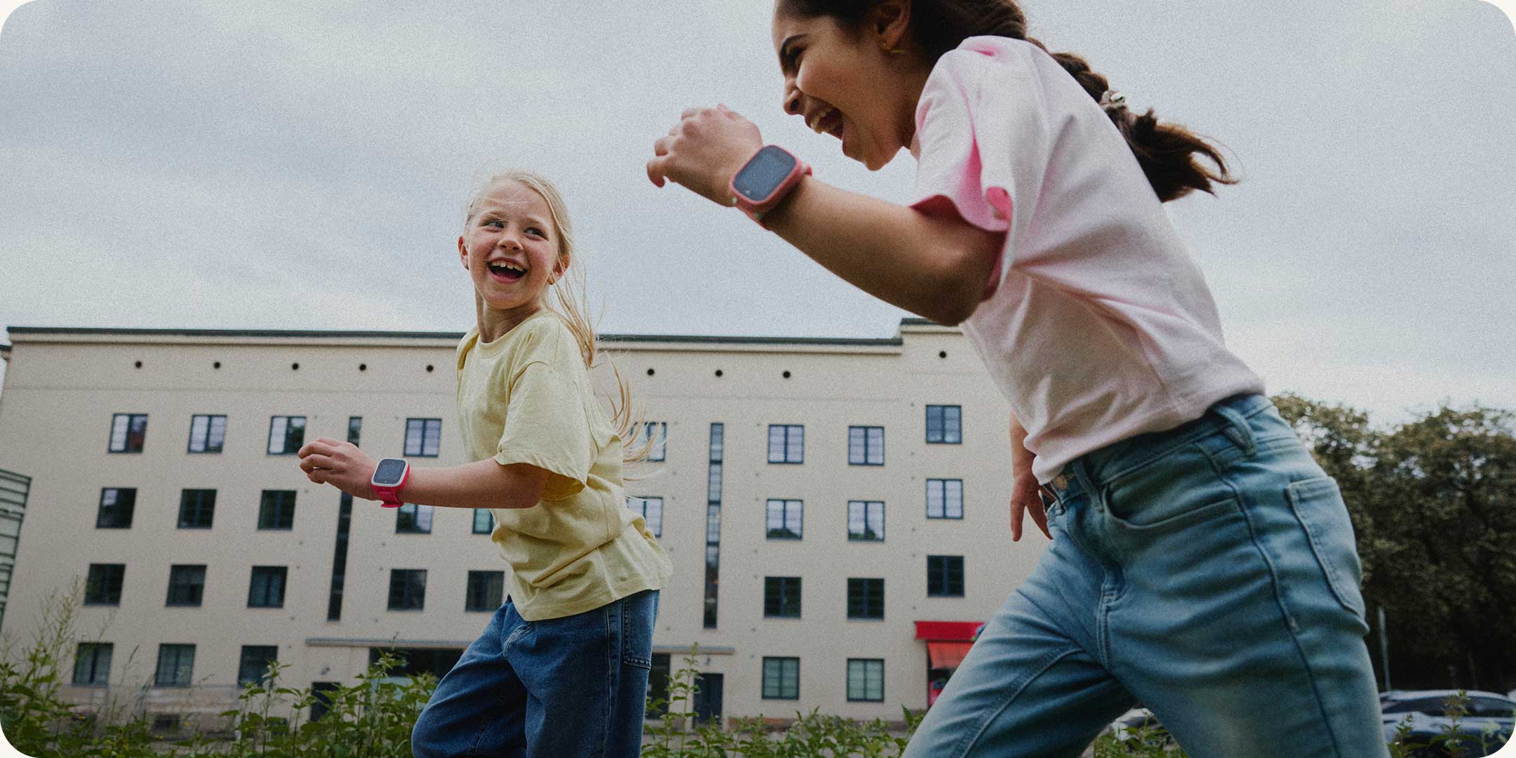 Kind mit Xplora Smartwatch im Alltag.